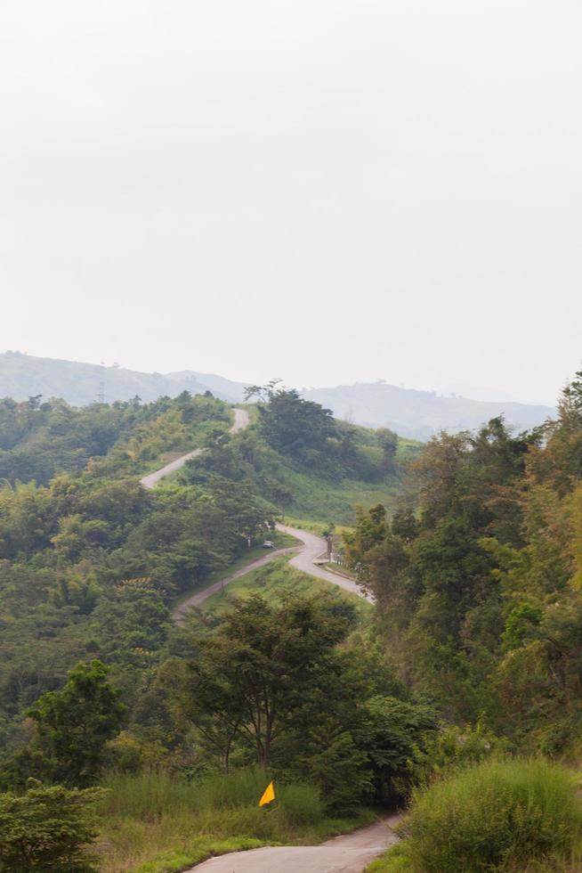 kurvige Straßen auf einem Berg in Thailand foto