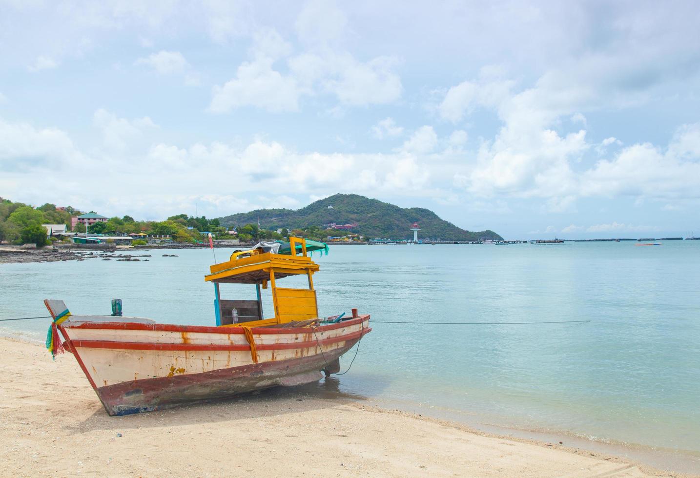 Fischerboot am Strand in Thailand festgemacht foto