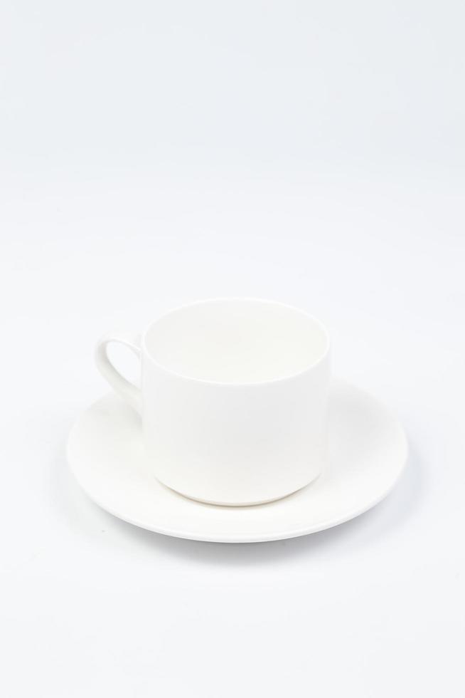 Kaffeetasse und Untertasse auf weißem Hintergrund foto