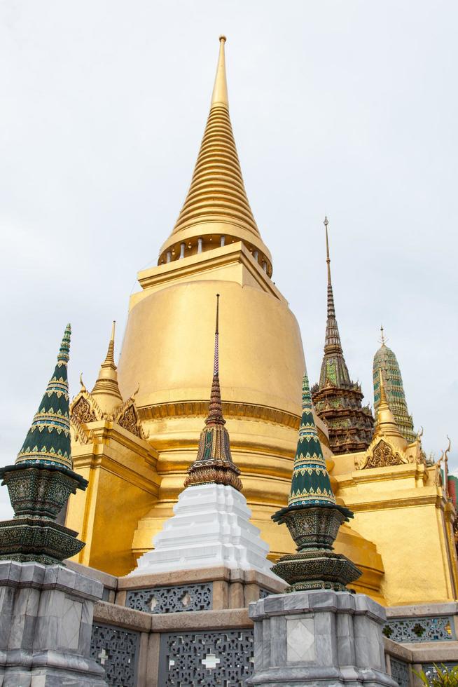 pagode bei wat phra kaew in thailand foto