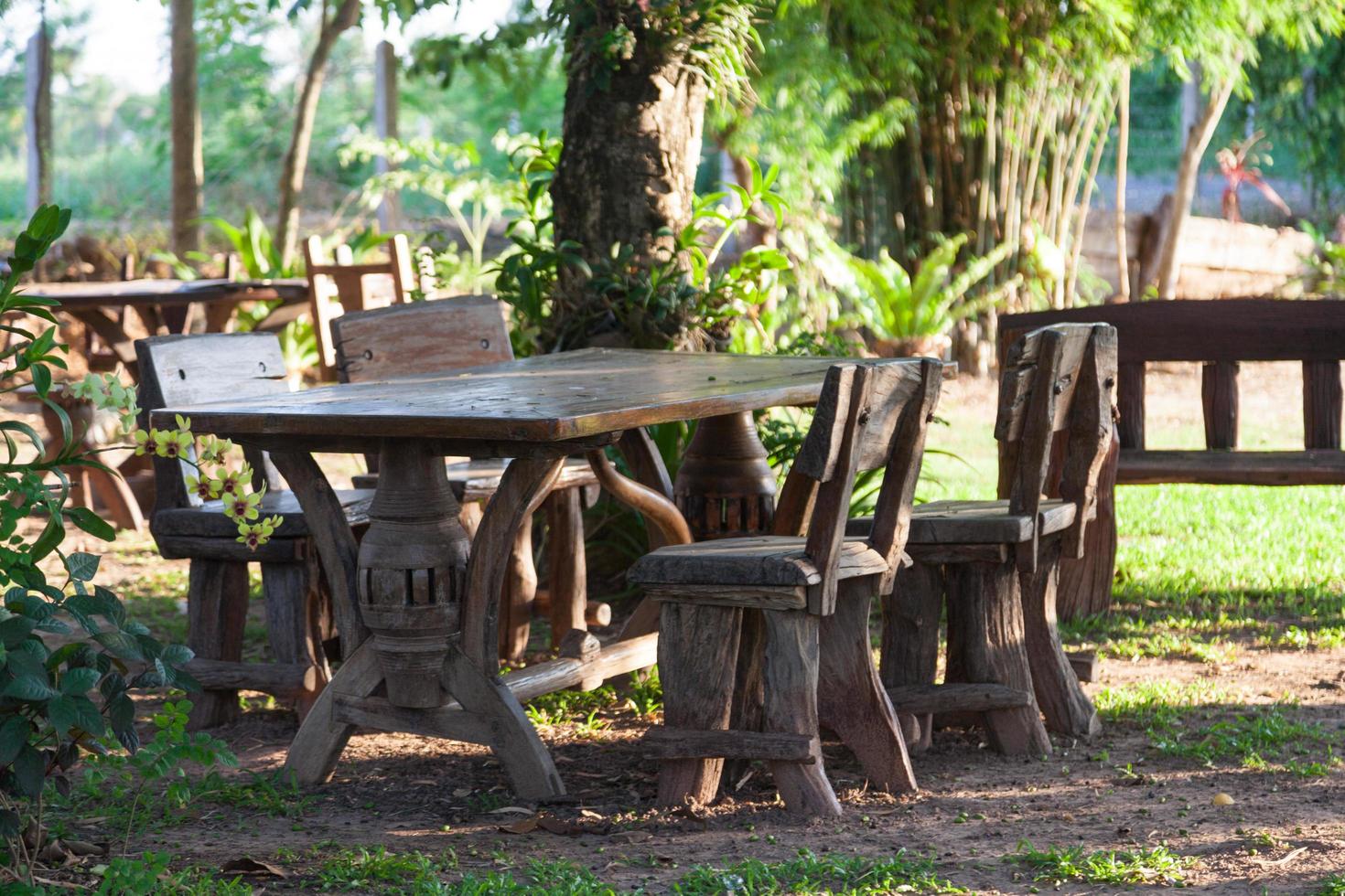 Tisch und Stühle im Park foto