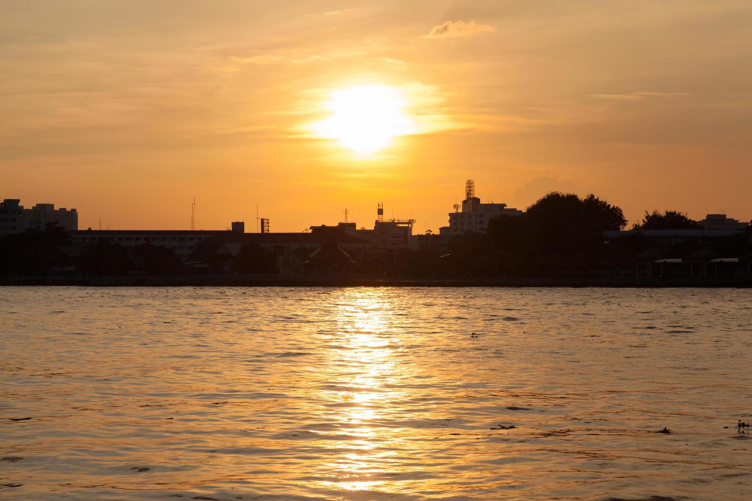 Sonnenuntergang am Fluss foto