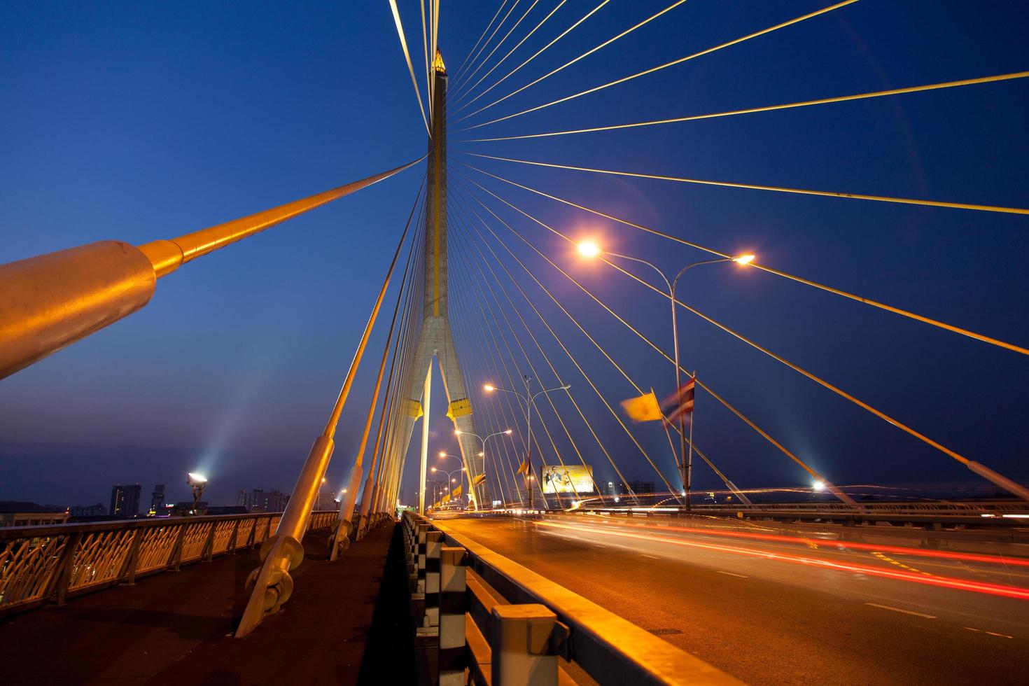 die rama viii brücke in bangkok bei nacht foto