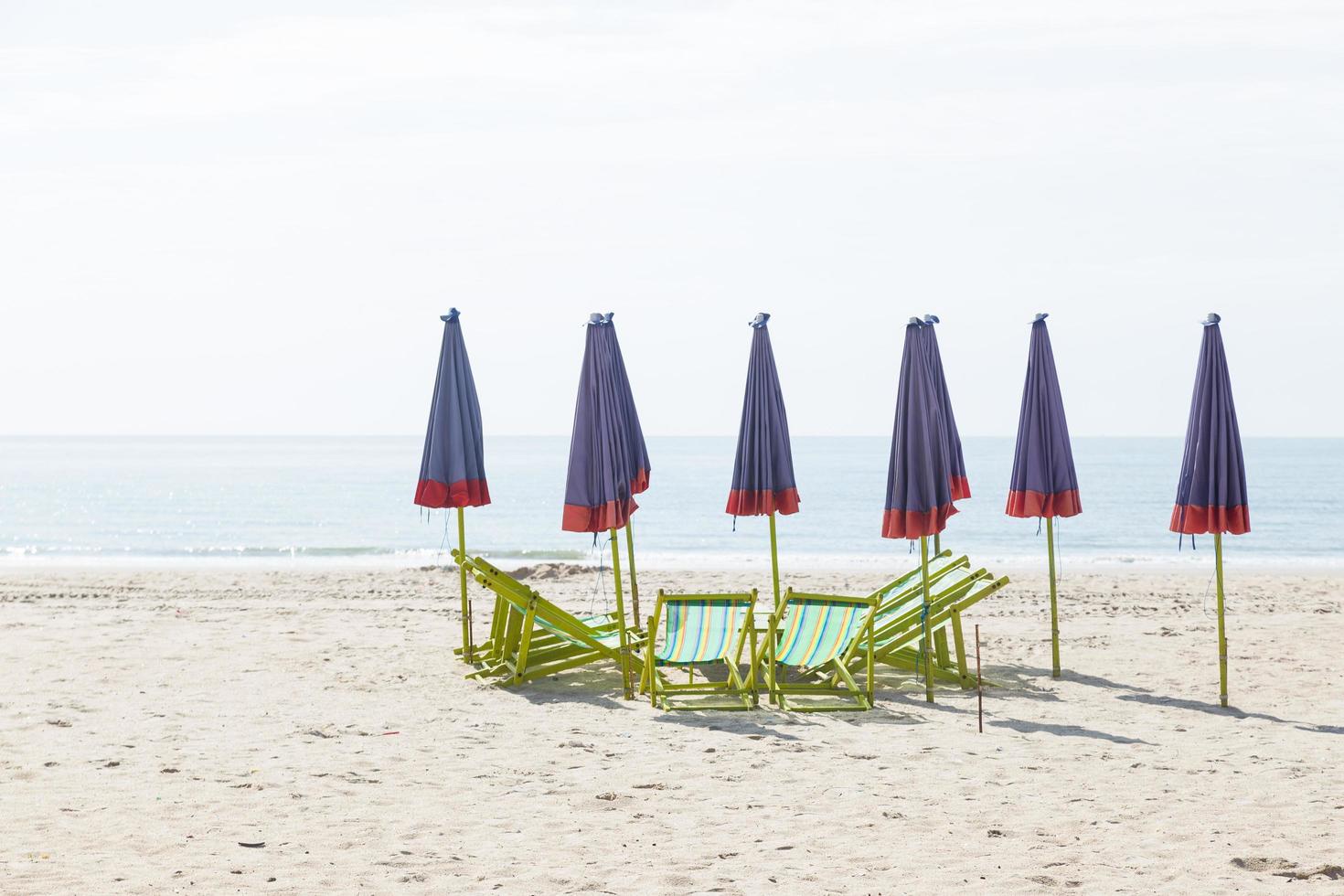 Sonnenbetten am Strand in Thailand foto