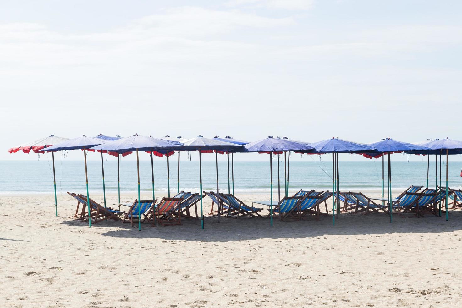 Sonnenbetten am Strand in Thailand foto