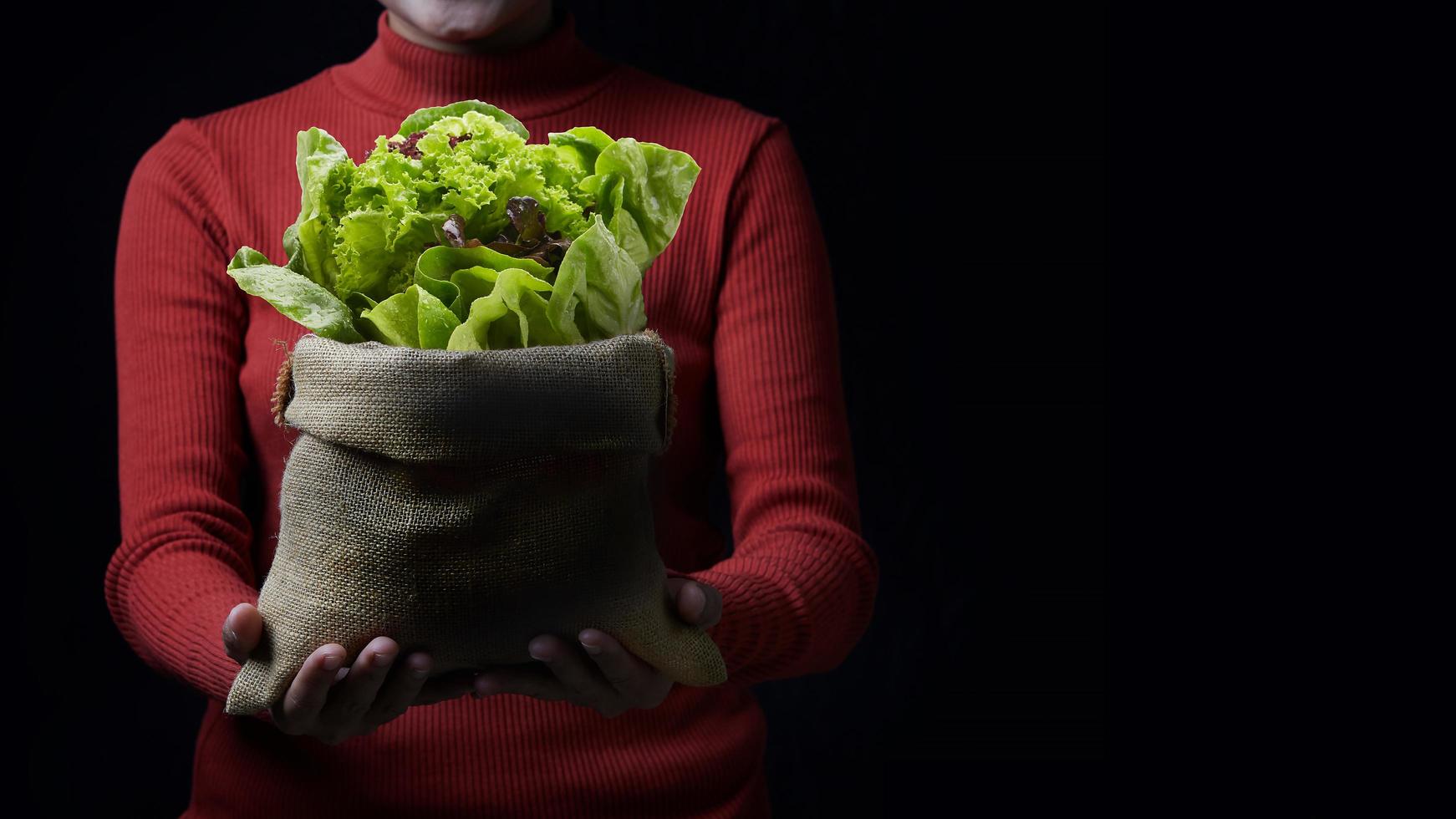 Frau hält Salat foto