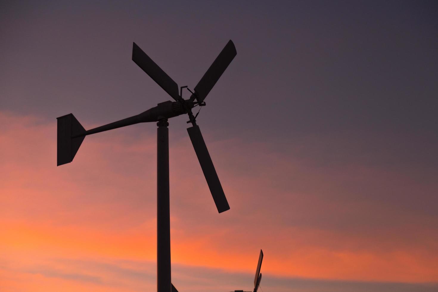 Windkraftanlage zur Stromerzeugung foto