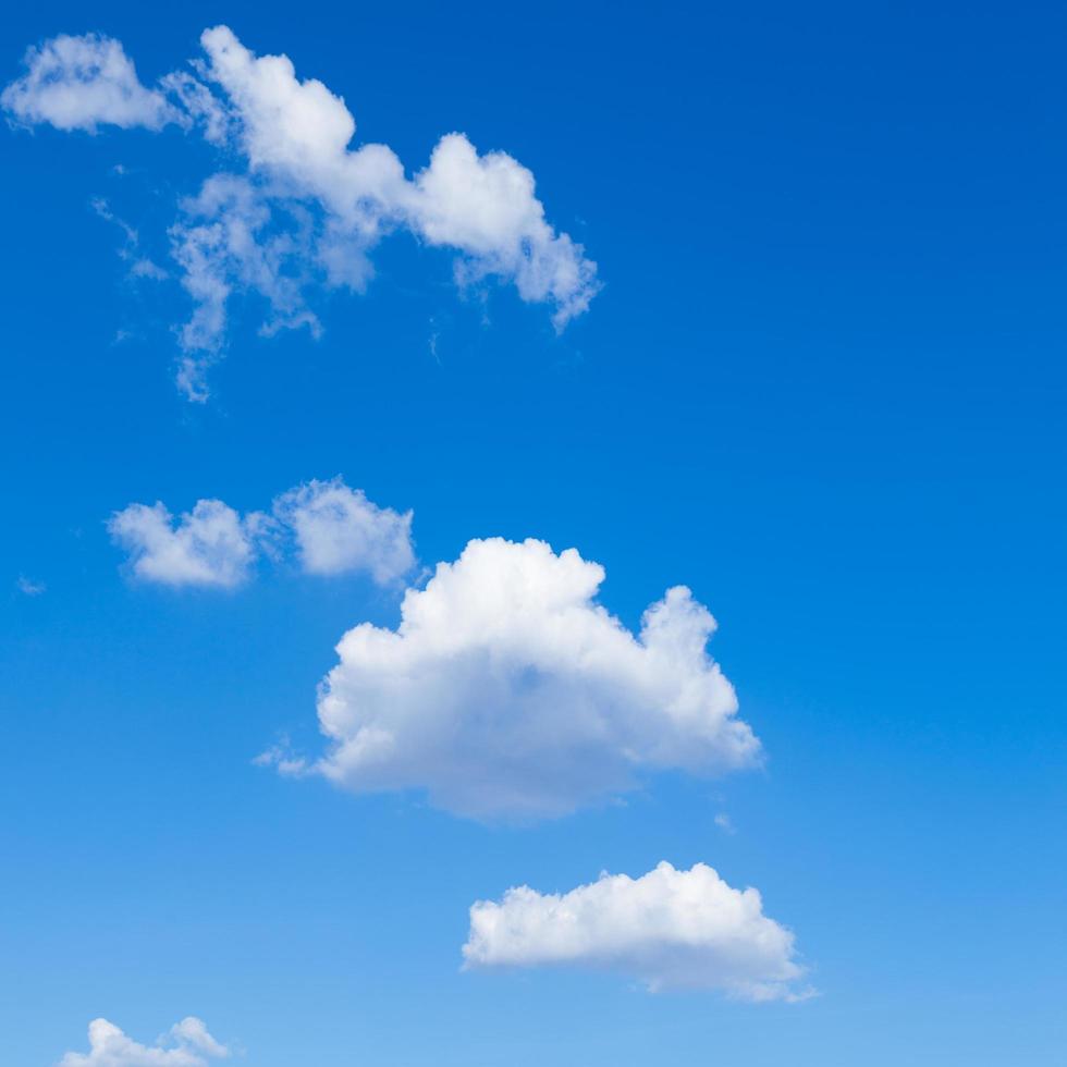 blauer Himmel und Wolken foto