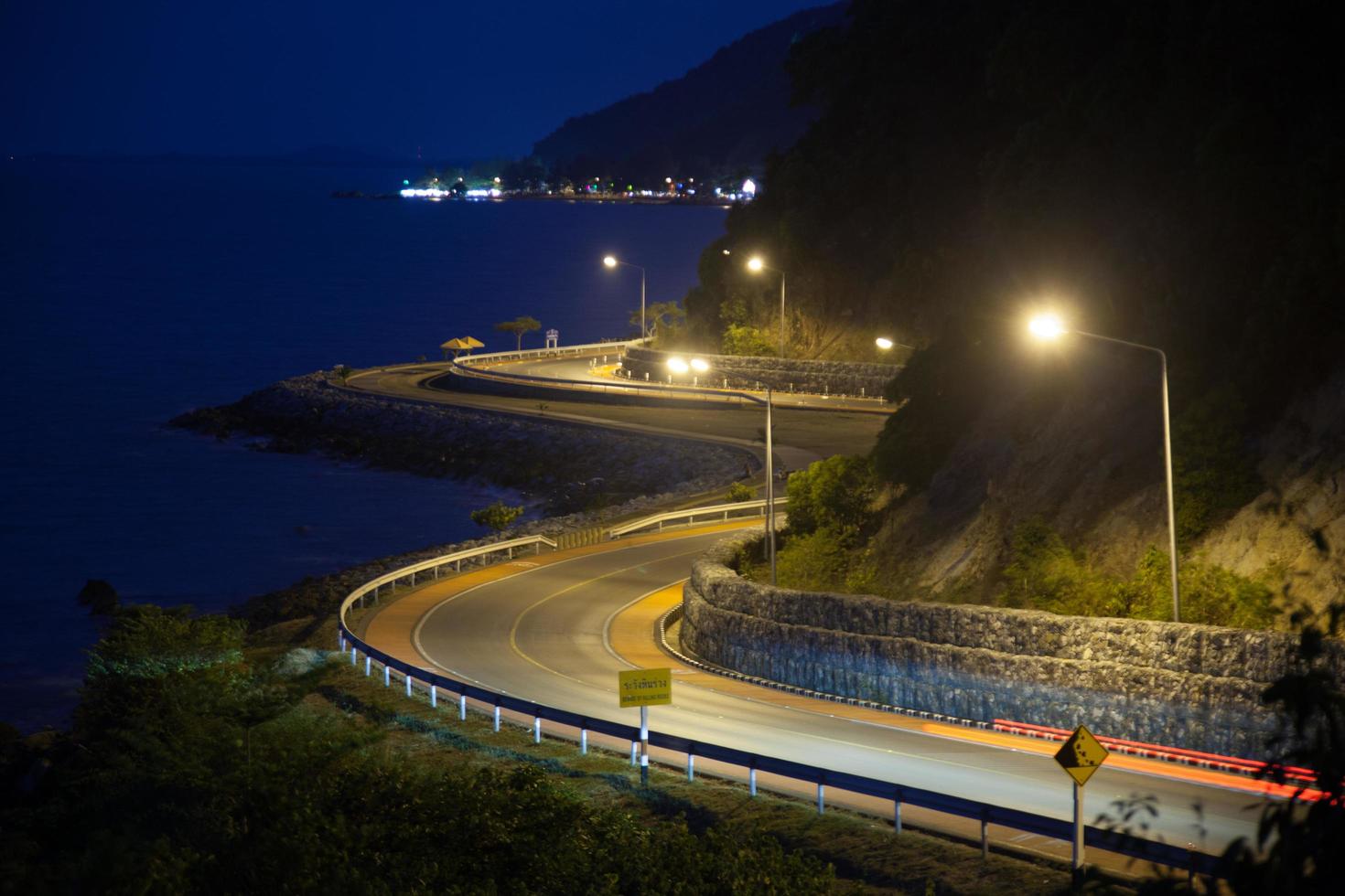 kurvenreiche Straße am Meer foto