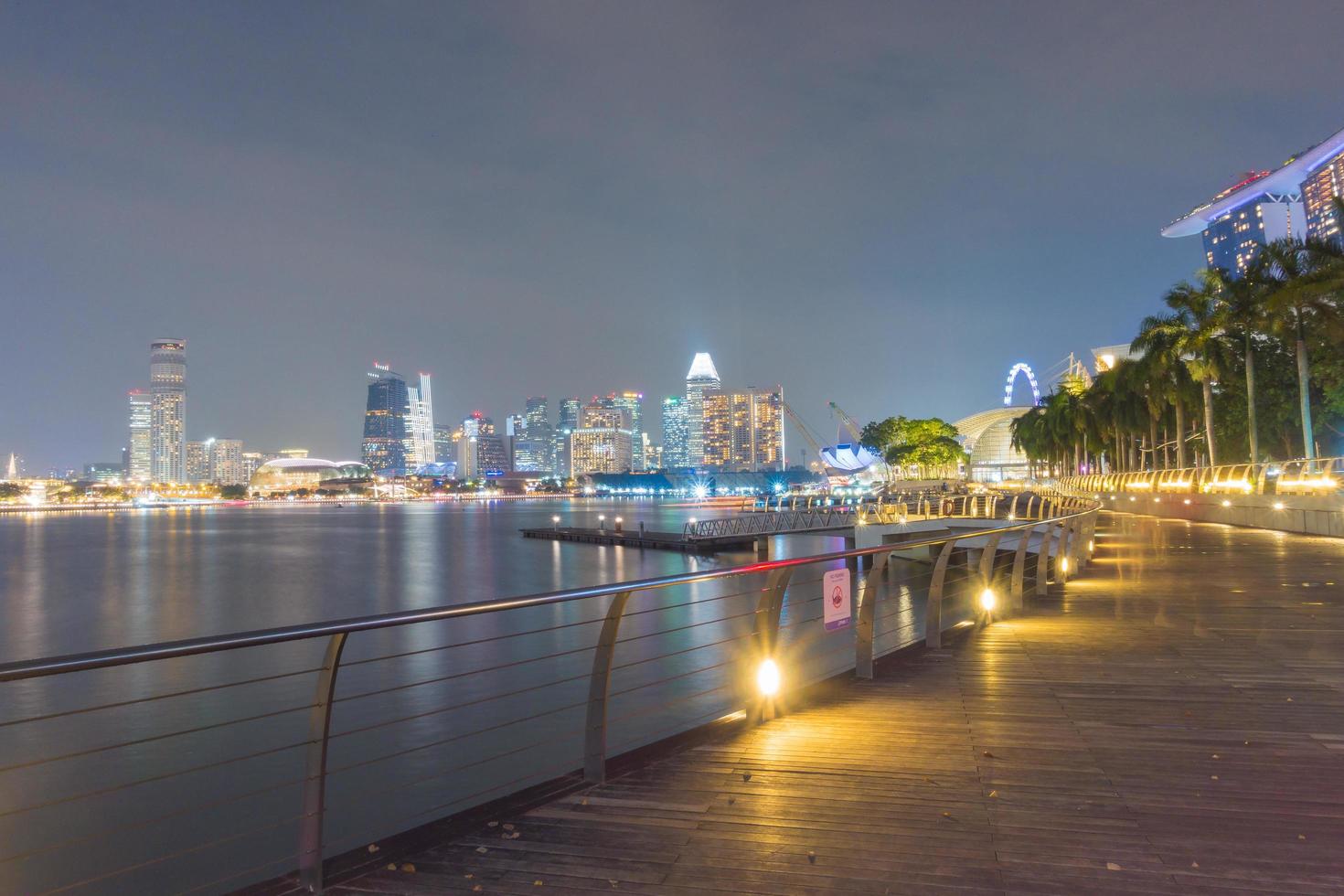 Fußgängerpromenade an der Bucht in Singapur foto