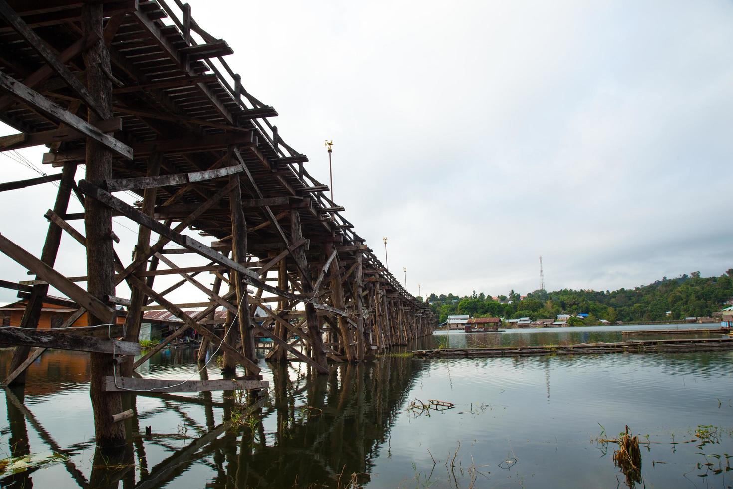 Holzbrücke über den Fluss foto