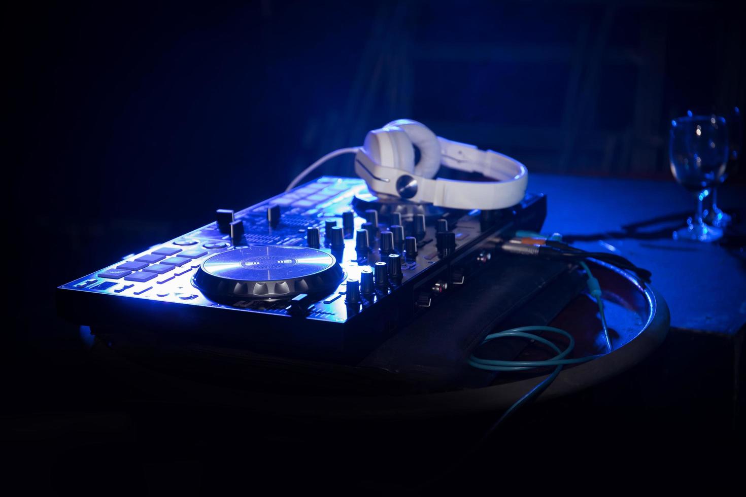 DJ-Plattenspieler, Schallplatte auf dem Tisch foto