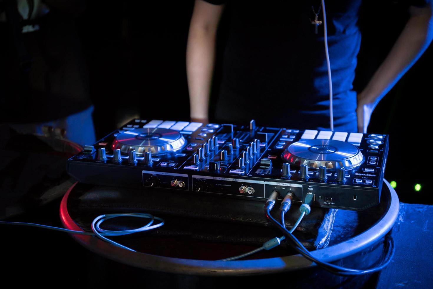 DJ spielt Plattenspieler-Musik im Nachtclub foto