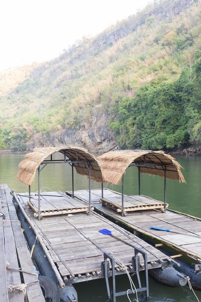 Flöße auf dem Fluss in Thailand foto