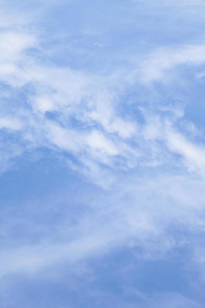 blauer Himmel und Wolken foto