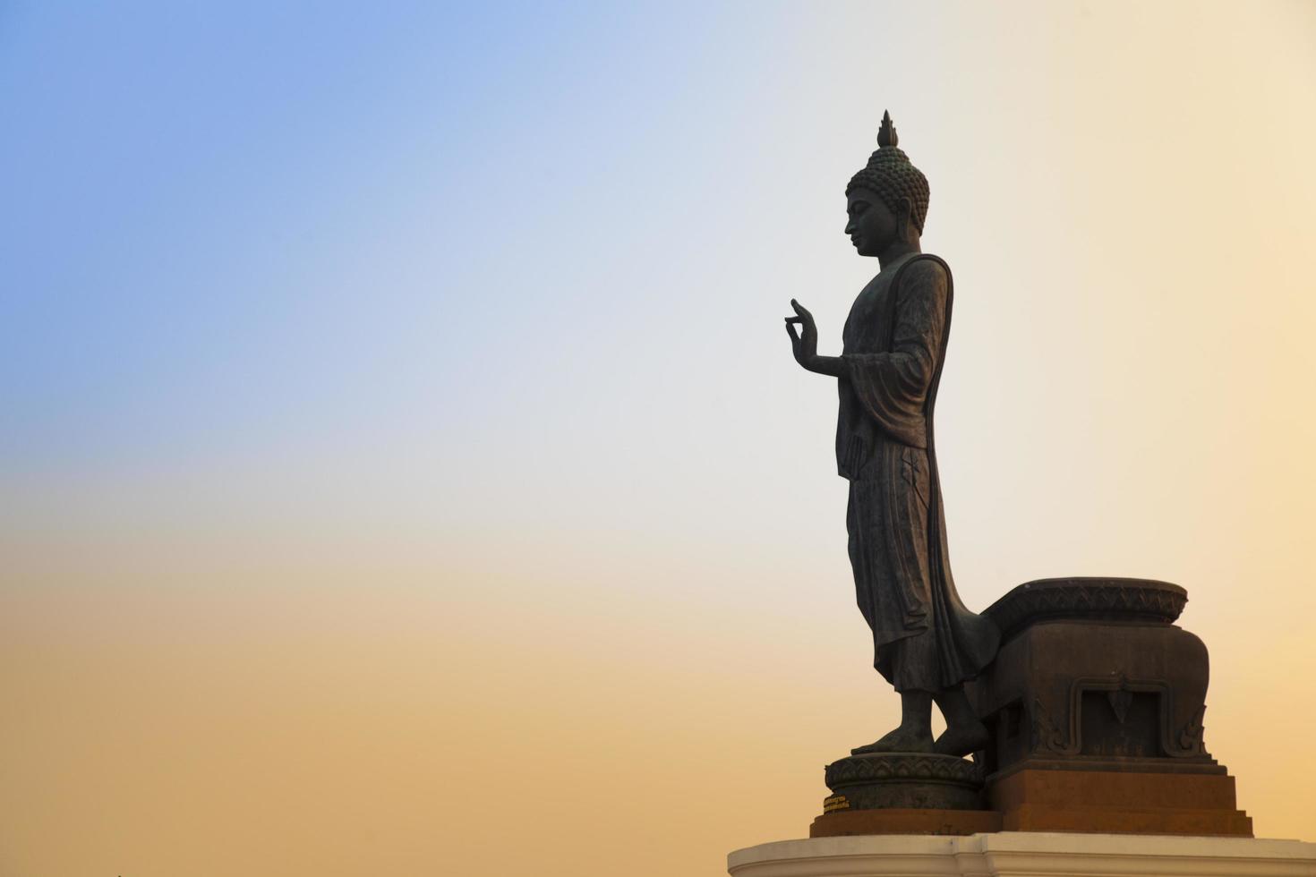 großer Buddha bei Sonnenuntergang foto