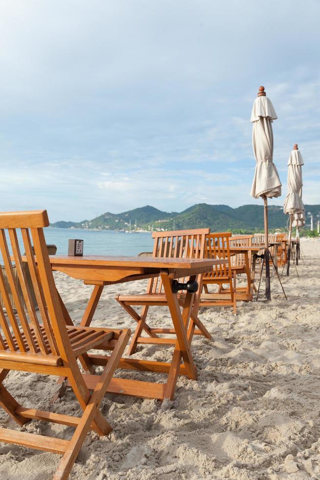 Stühle und Tische am Strand in Thailand foto