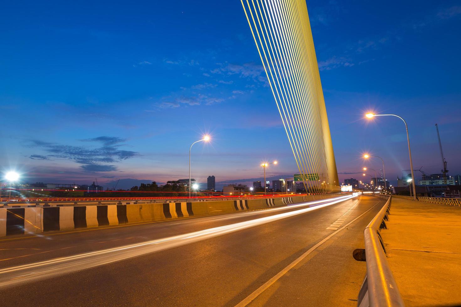Lichter auf der Rama VII Brücke in Bangkok foto