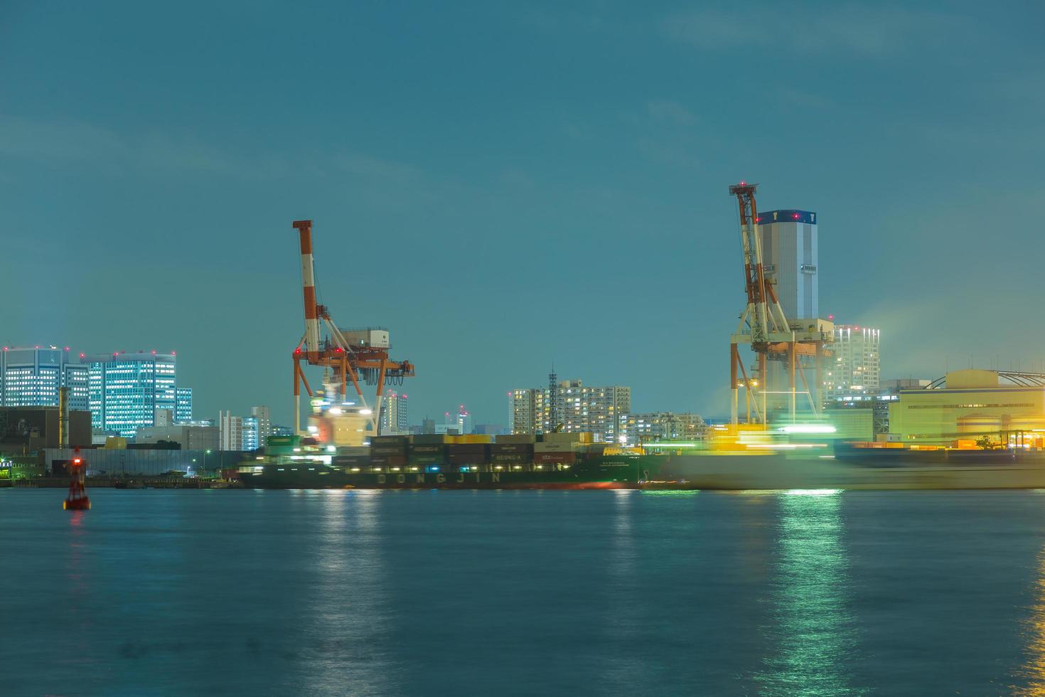 Hafen bei Odaiba bei Sonnenuntergang foto