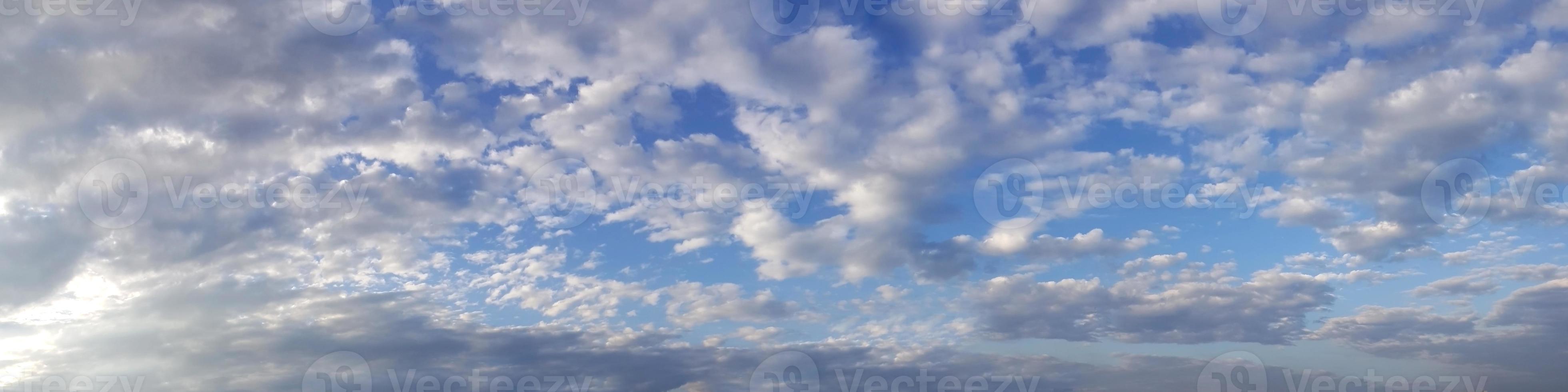 Himmel mit Wolken an einem sonnigen Tag foto