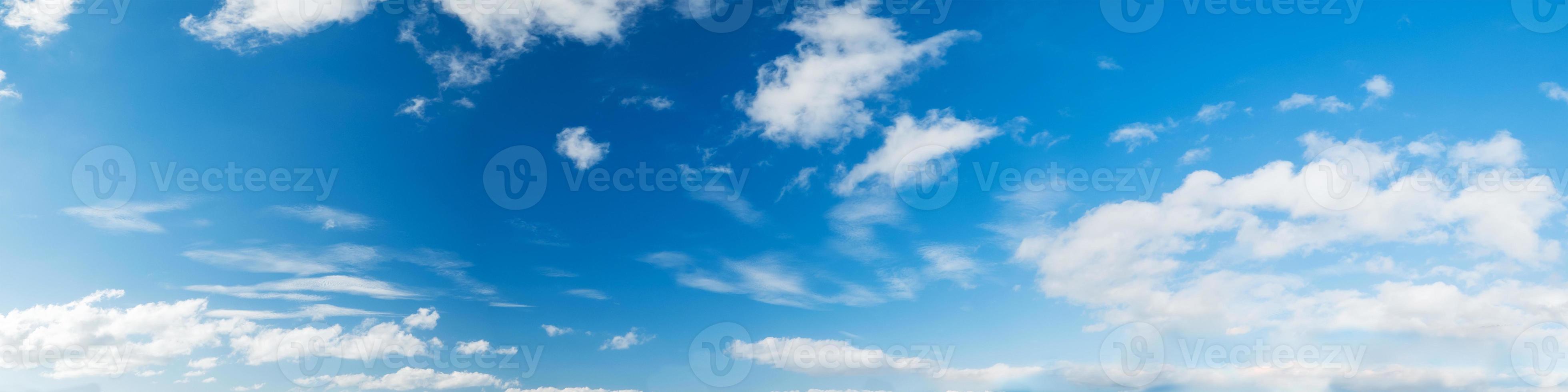 Himmel mit Wolken an einem sonnigen Tag foto