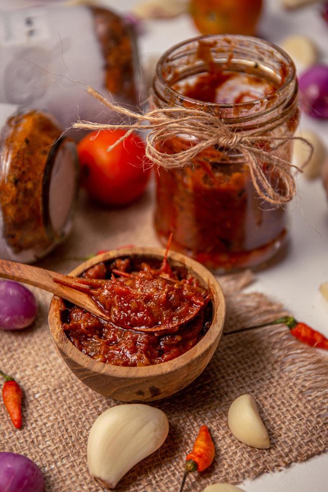 rote Sauce in einem klaren Glas foto