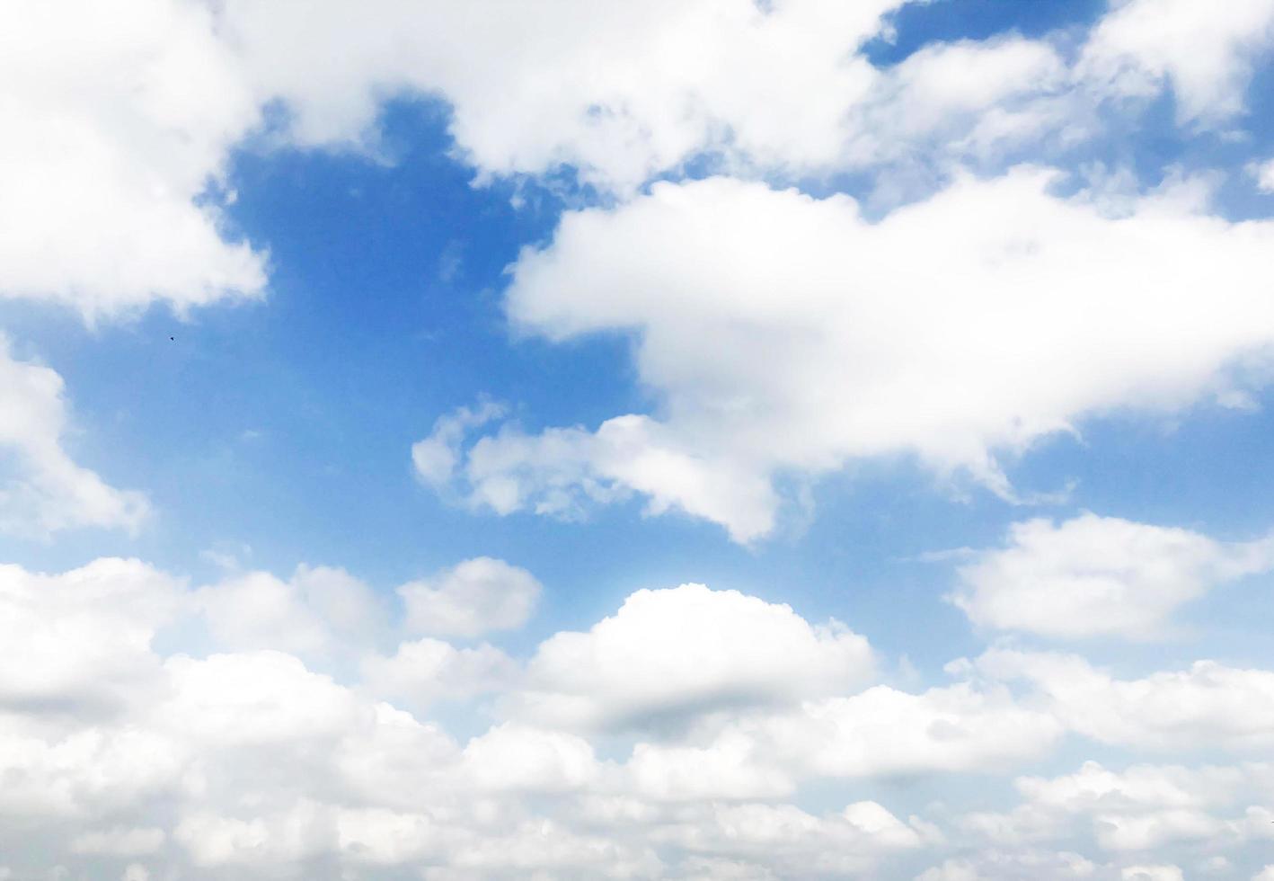 blauer Himmel und weiße Wolken foto