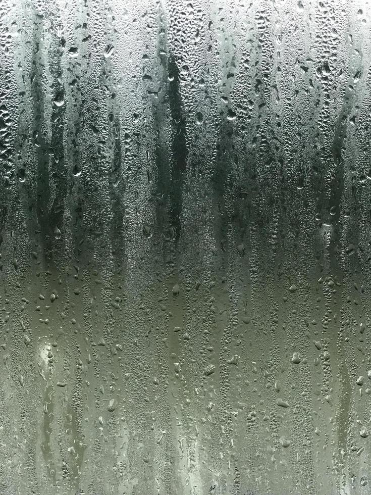 Regen auf einem Fenster foto
