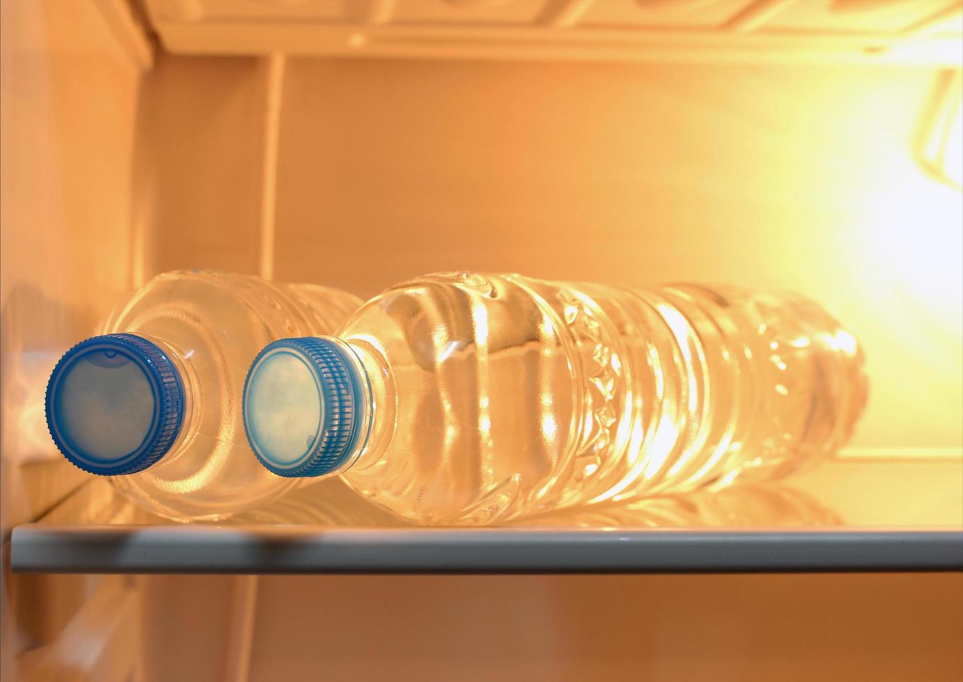 Wasser in Flaschen im Kühlschrank foto