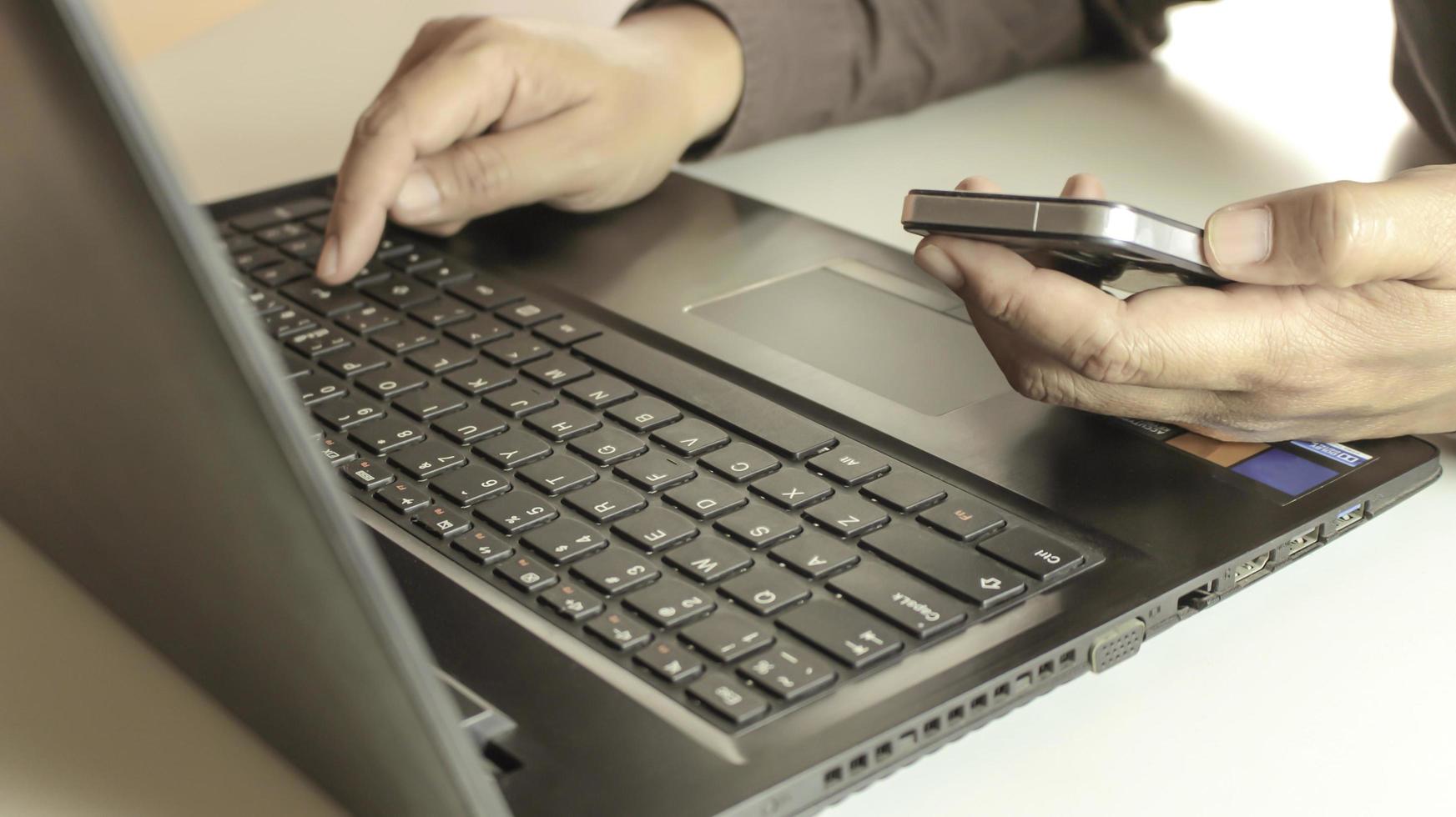 Person, die Informationen vom Telefon eingibt foto