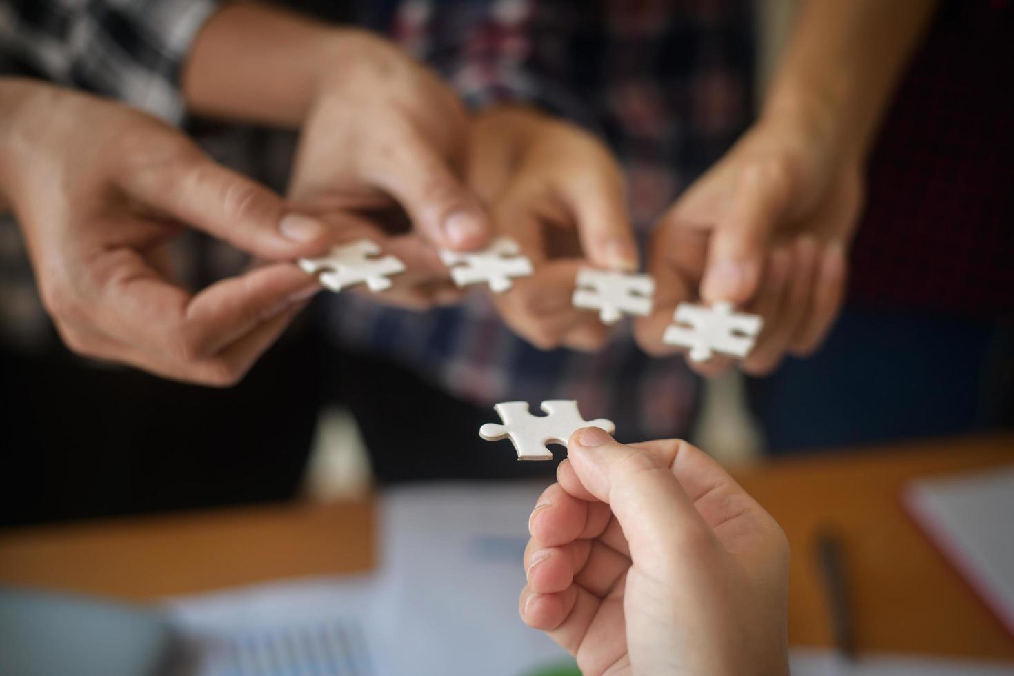 Hände halten Puzzles foto