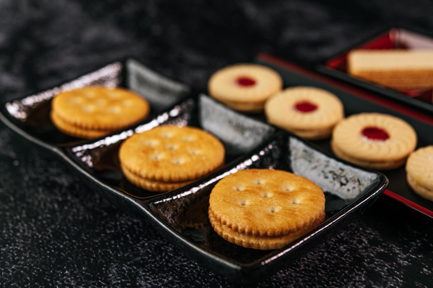 Kekse schön auf einem Teller angeordnet foto