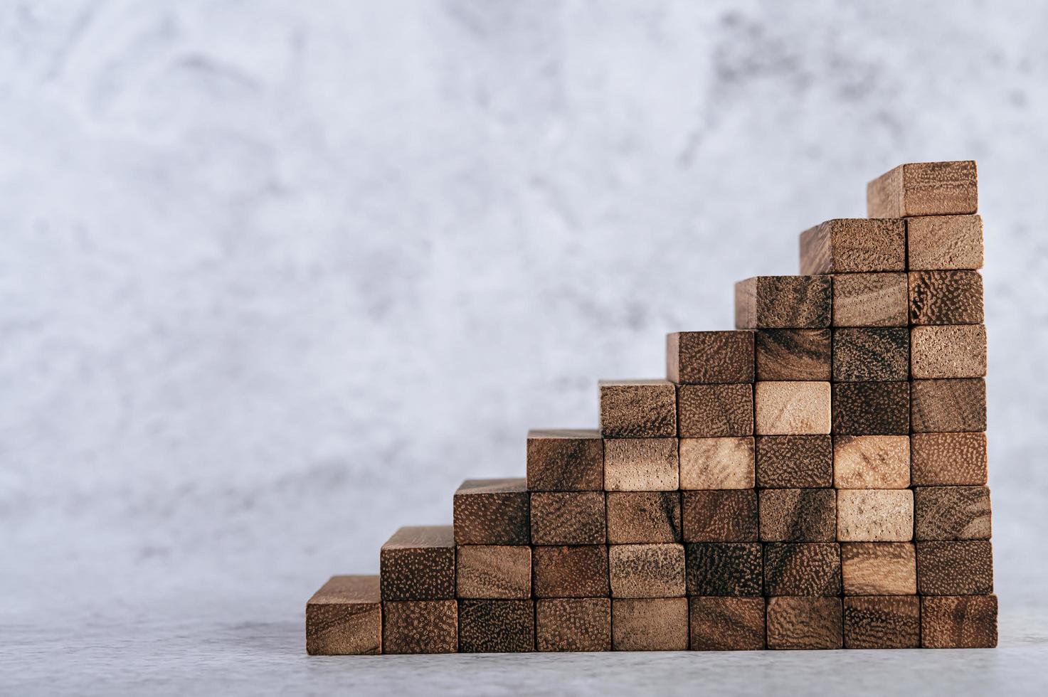 Holzklötze, die für Domino-Spiele verwendet werden foto