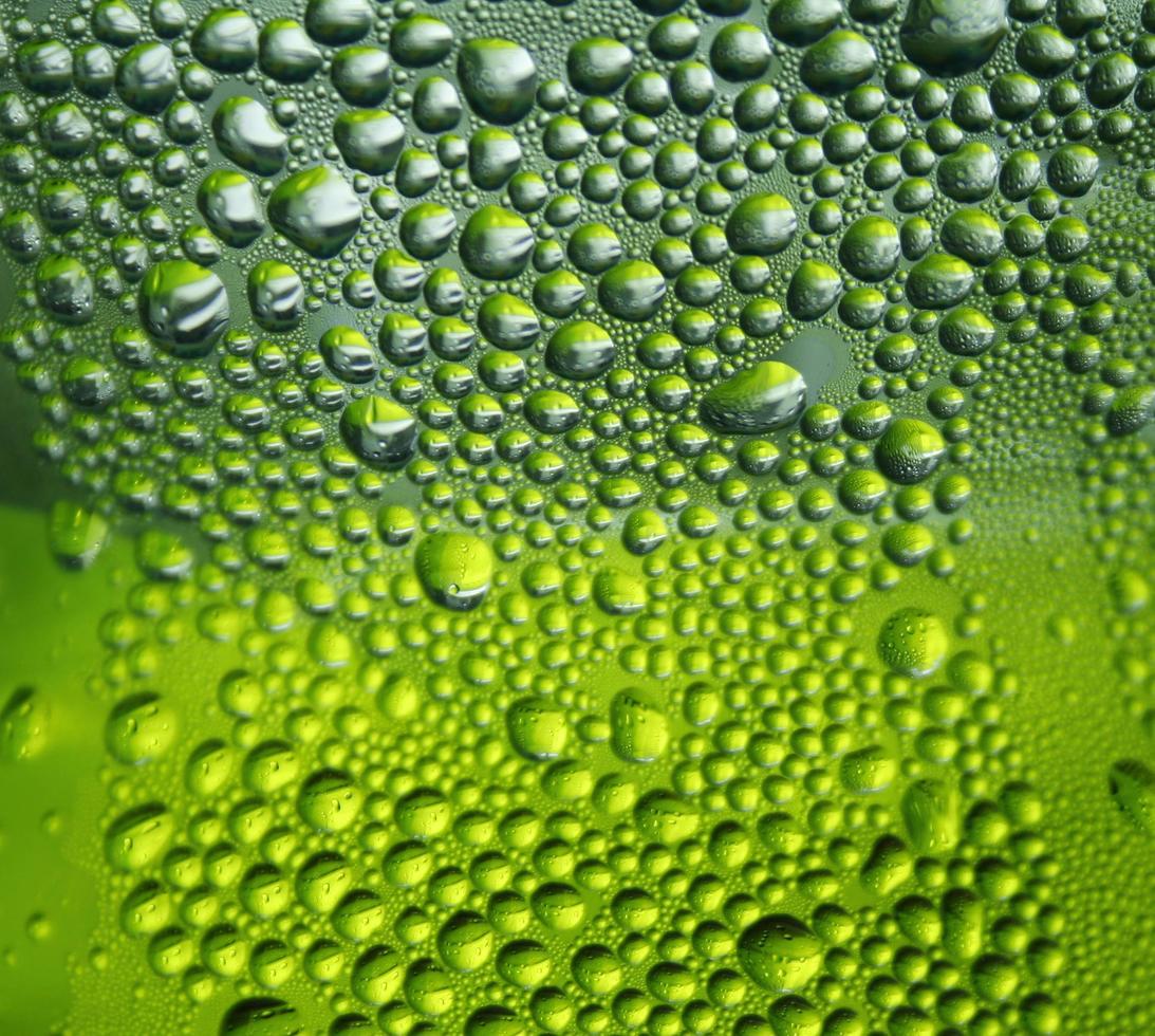 Wassertropfen auf grünem Hintergrund foto