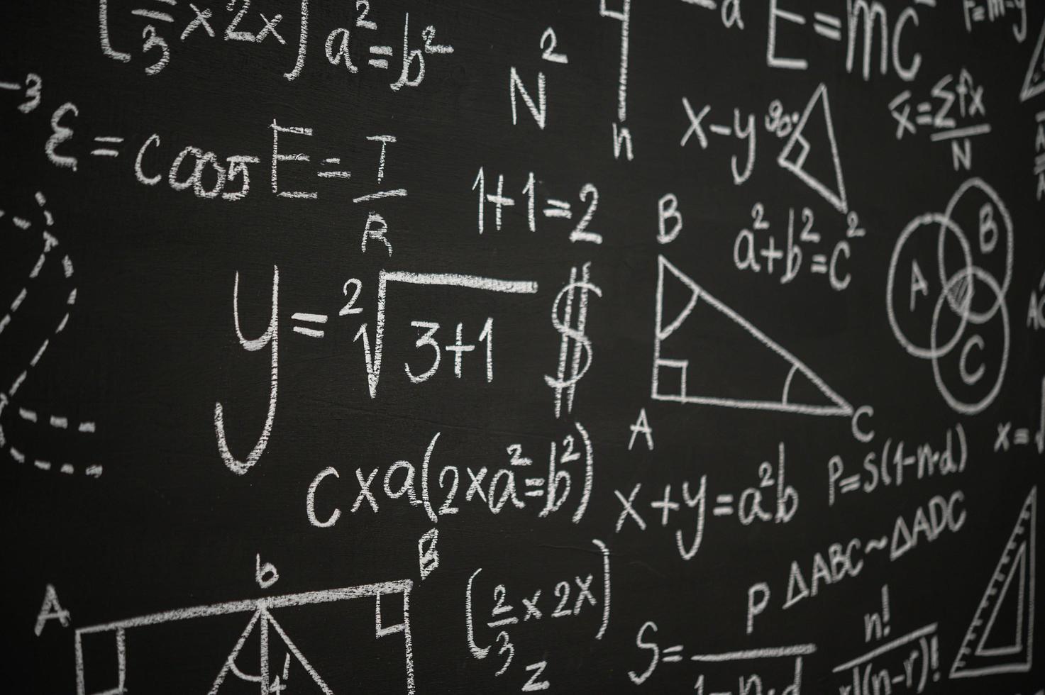 Tafel mit wissenschaftlichen Formeln und Berechnungen beschriftet foto