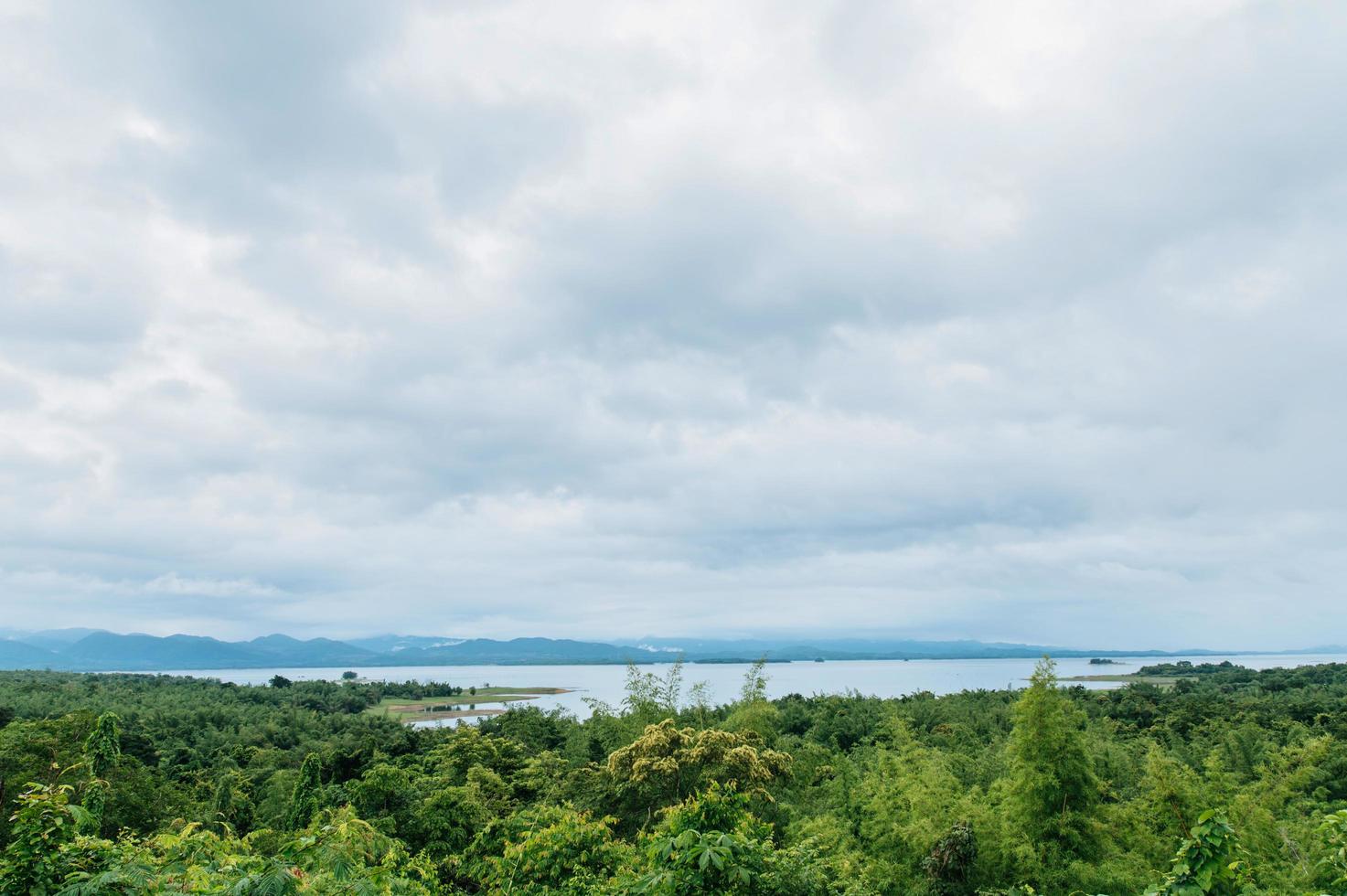 das meer, der himmel und der üppige wald in thailand foto