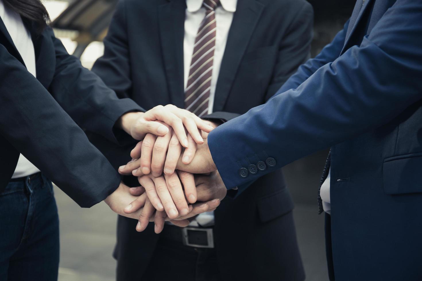 Gruppe von Geschäftspartnern mit Händen zusammen foto