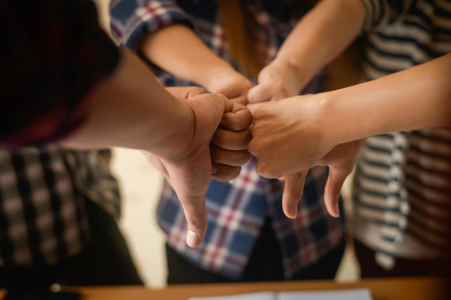 Unternehmensgruppe zeigt Daumen nach unten für fehlgeschlagenes Geschäft foto