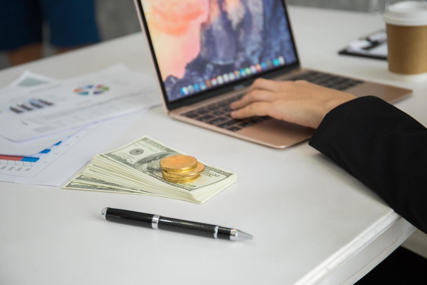 Frau arbeitet an ihrem Arbeitsplatz im Büro foto