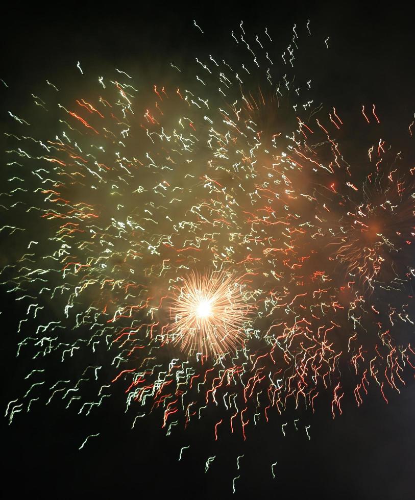 verschiedene Feuerwerke am Himmel foto