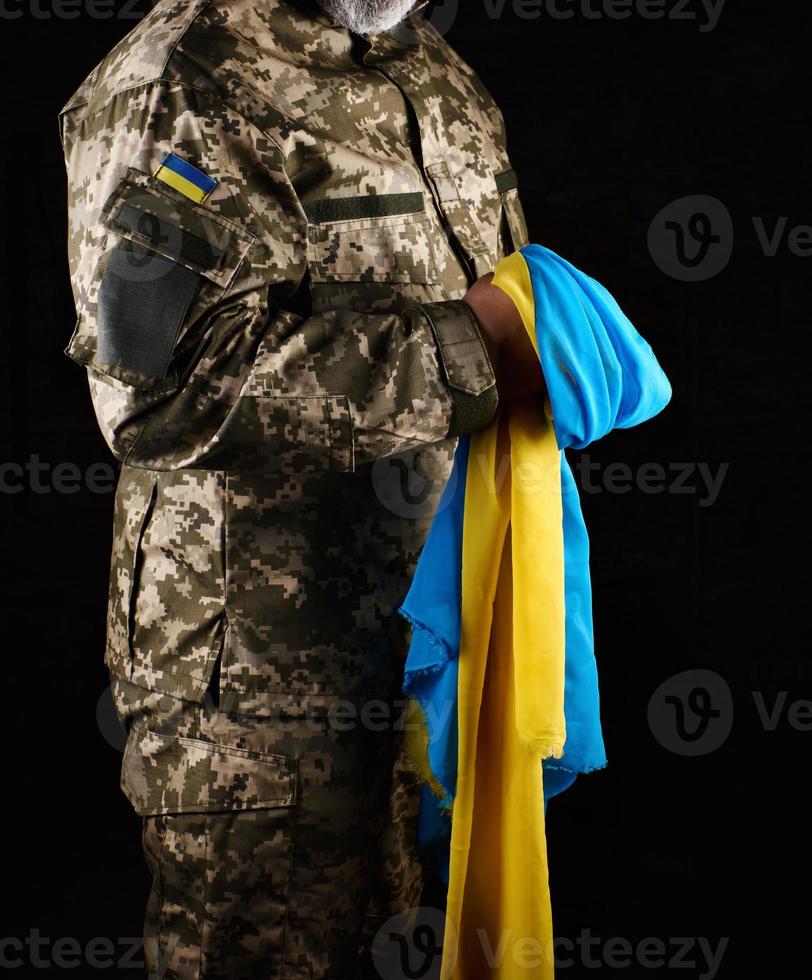 ein männlich Soldat gekleidet im ein Militär- Uniform von das ukrainisch Heer foto