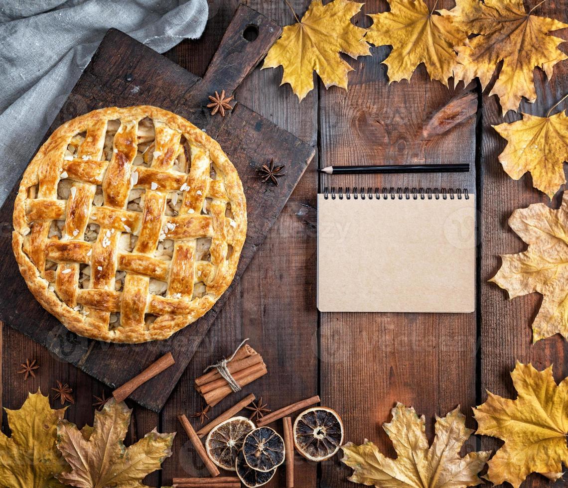 gebacken ganze runden Apfel Kuchen auf ein braun hölzern Planke, Puff Gebäck foto