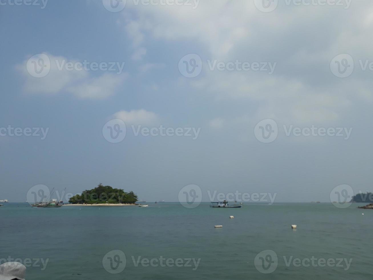 ein klein Insel im das Hafen von merak, Cilegon, banten. foto