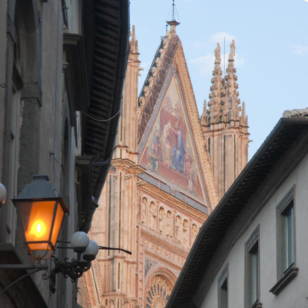 schöne aussicht auf die kathedrale von orvieto mit sonnenuntergangslicht foto