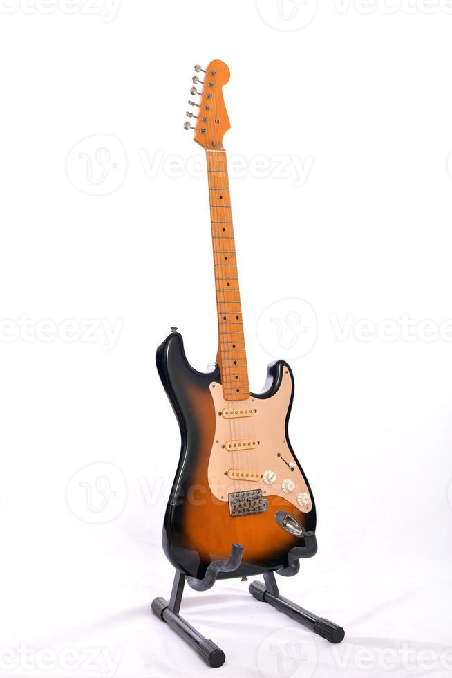 klassisch gestalten Sunburst elektrisch Gitarre mit hölzern Ahorn Hals isoliert auf Weiß. Musical Instrumente Geschäft oder Schule Konzept foto