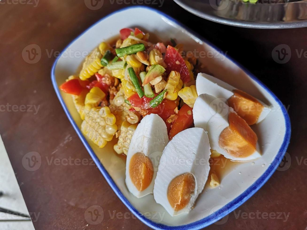 Foto von Papaya Salat mit Mais und Ei