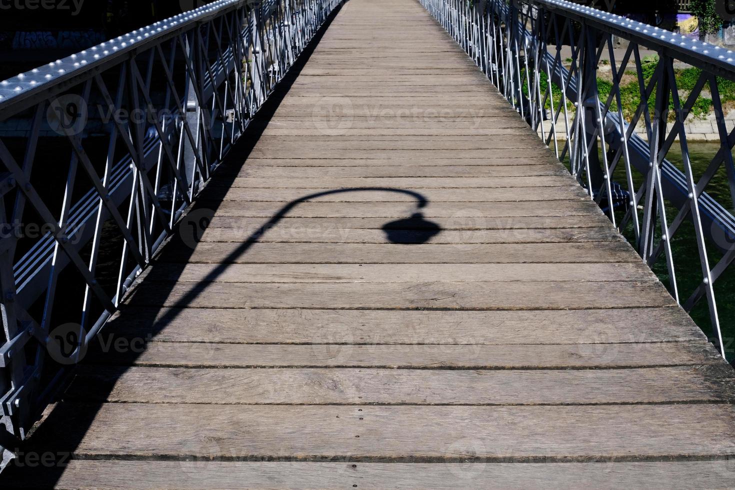 Schatten Lampe Pole auf altenbergsteg Steg. foto