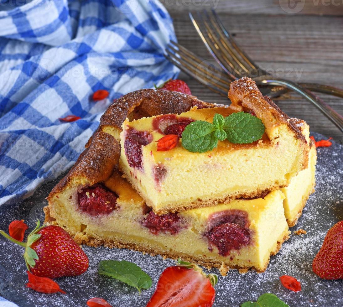 Stücke Käsekuchen mit Erdbeeren foto