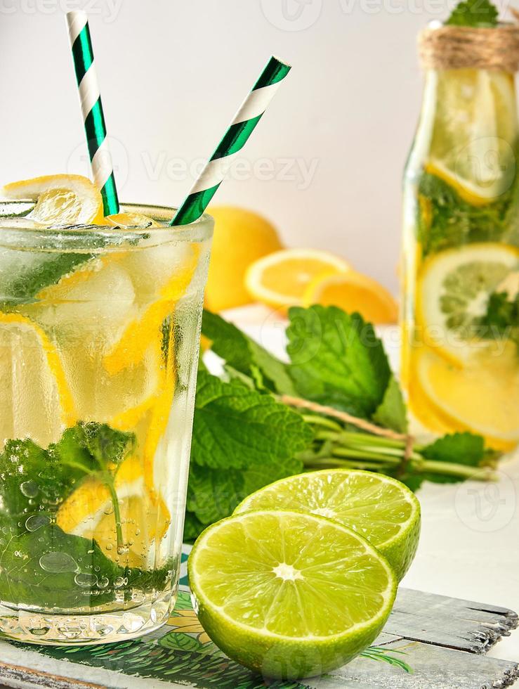 Erfrischungsgetränk Limonade mit Zitronen, Minzblättern, Limette in einem Glas foto