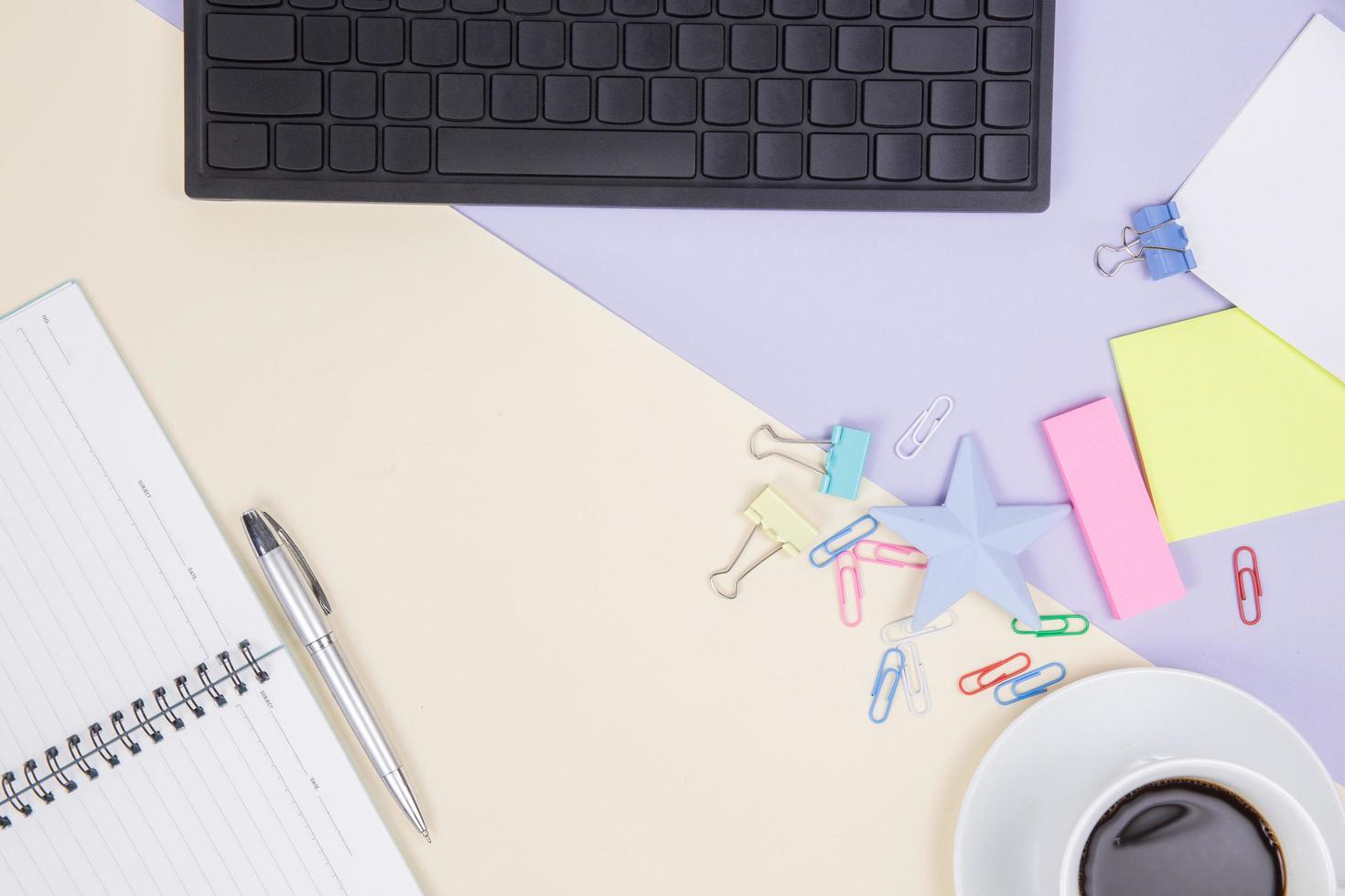 flache Lage, Draufsicht Bürotisch Schreibtisch foto